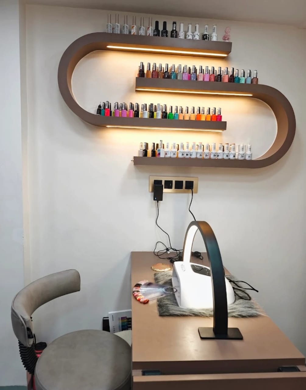 Nail art station with color wall